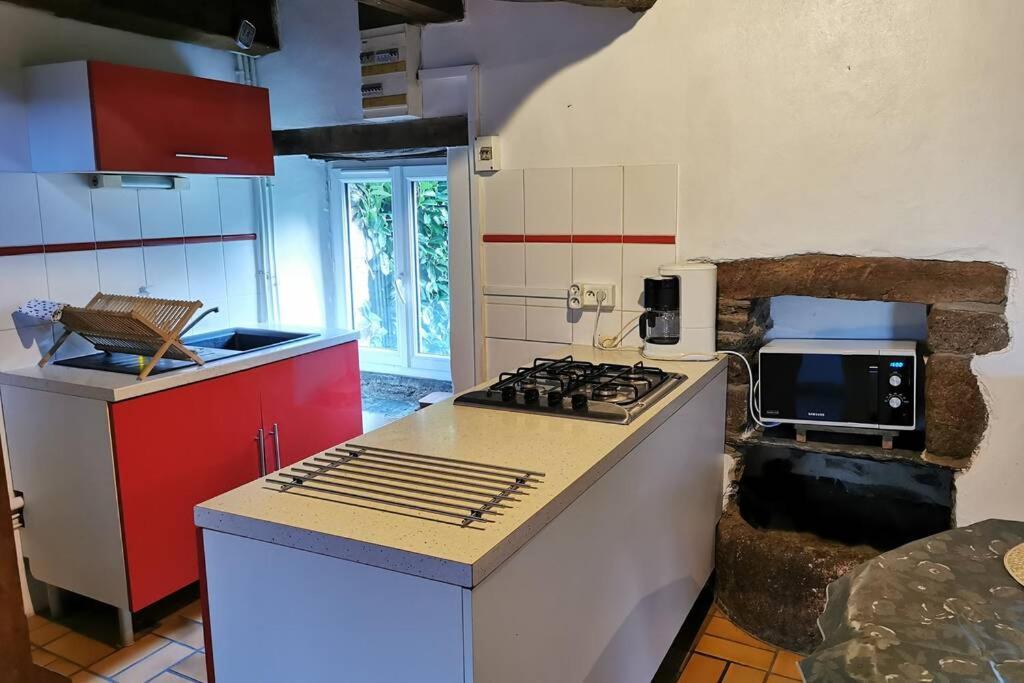 Petite Maison Dans Les Monts D'Arree Ty Coz Commana Eksteriør billede